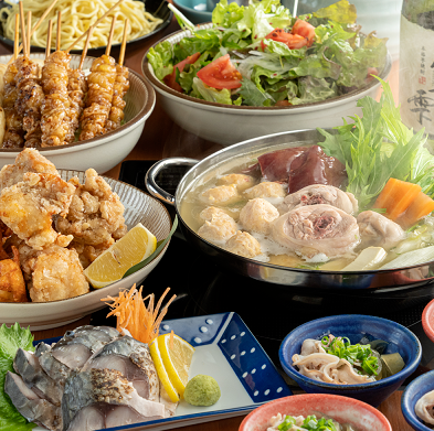 博多とり皮巻き巻き串を始め、焼鳥、水炊き、もつ鍋など、博多の味が楽しめる居酒屋♪