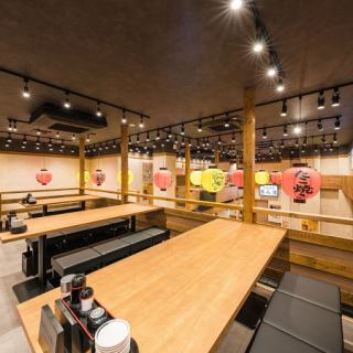 会社宴会やグループ飲みにおすすめ。会話も弾む広々テーブル席♪