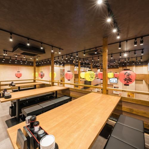 会社宴会やグループ飲みにおすすめ。会話も弾む広々テーブル席♪