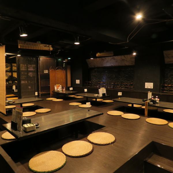 【大型宴会に最適な空間】多彩なシーンに対応した設備で、みんなで集まる特別な時間を、居心地の良い空間で楽しんでいただけます◎当店は、大人数様でも安心して利用できる広々とした空間を完備しております。最大65名様までお入りいただけますので、会社宴会や、飲み会、貸切も承っております。