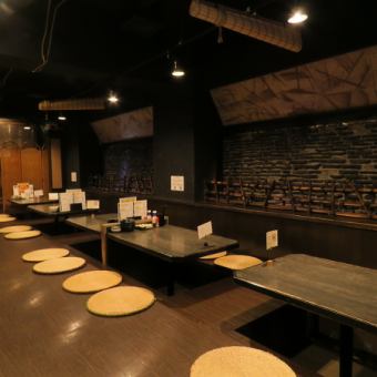ゆったり足を伸ばしてくつろげる掘りごたつ席は、小さなお子様連れのご家族にも安心してご利用いただけます。広々とした空間で、親しい仲間やご親戚との集まりにぴったり。複数席をつなげて、大人数の宴会や歓送迎会にも対応可能です。和やかな雰囲気の中で、楽しいひとときをお過ごしください。