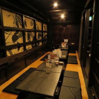 お子様連れでも安心してご利用いただける掘りごたつ席をご用意しています。足元がゆったりと伸ばせるので、ご家族やご親戚での集まりにも最適です。さらに、席を連結してご利用いただけるため、大人数の宴会や歓送迎会など、様々なシーンに対応可能です。みんながくつろげる和やかな空間で、心ゆくまでお楽しみください。