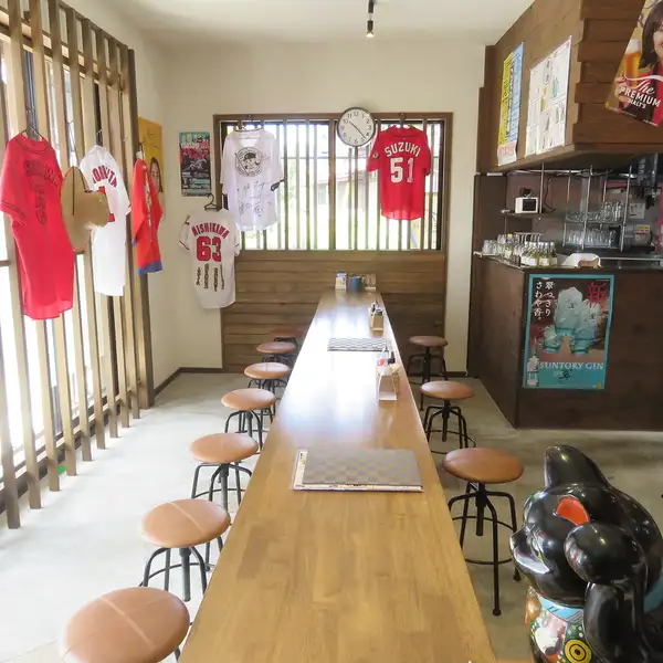 白を基調に木目の温かみを添えた明るい店内。部分的にアジアンテイストのクロスを使用し落ち着きとおしゃれさを両立しています。スポーツ観戦も可能で、仲間と一緒に楽しめます。お子様連れにはシューアイスのプレゼントも。家族での利用にもおすすめのアットホームな空間です!