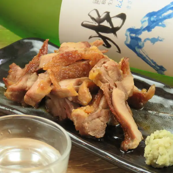 豪快な網焼きで旨味を凝縮!力強い歯ごたえをツンと香る特製「わさび醤油」で味わう【親鳥モモ】