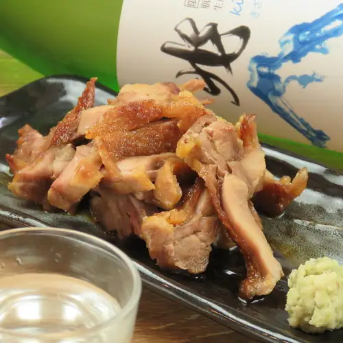 豪快な網焼きで旨味を凝縮!力強い歯ごたえをツンと香る特製「わさび醤油」で味わう【親鳥モモ】