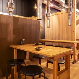 ゆったりとお座りいただけるテーブル席をご用意。大切なお客様を迎えての接待やビジネス仲間との会食、お仕事仲間との歓送迎会はもちろん、ご家族・親族でのお食事などにもご利用ください。ご宴会は飲み放題付きコースが断然おトク！ゆったり大切な時間を価値あるものを♪大人数での宴会◎岡山駅から徒歩7分！