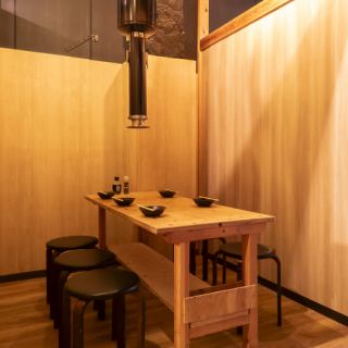 【個室】5名まで対応可能な個室はご利用シーンも様々！今日はしっぽり一杯、会社や友人との飲み会、誕生日や記念日などなど、幅広いシーンでご利用いただけます♪コース料理も複数ご用意しておりますので歓迎会や送別会にも打ってつけ！個室席なので人目を気にせずお楽しみいただけます♪岡山駅から徒歩7分！