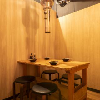 【完全個室完備】和を基調とした落ち着いた雰囲気の扉付きの完全個室をご用意。岡山での接待やご宴会などに最適のプライベート個室空間。お得な宴会コースは全コース飲み放題付きとなっており4000円（税込）～各種ご用意。岡山駅から徒歩7分！