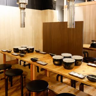 ゆったりとお座りいただけるテーブル席をご用意。大切なお客様を迎えての接待やビジネス仲間との会食、お仕事仲間との歓送迎会はもちろん、ご家族・親族でのお食事などにもご利用ください。ご宴会は飲み放題付きコースが断然おトク！ゆったり大切な時間を価値あるものを♪大人数での宴会◎岡山駅から徒歩7分！