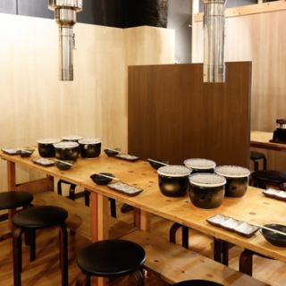 【餐桌座位：1张6人桌】在特别的高品质空间里享用冈山当地美食。木炭噼啪作响的声音，滴落的油脂冒出阵阵香烟。只有围坐在炭火烤架旁才能体验到那种令人窒息的“现场感”，这会让你食欲大增。这张宽敞的桌子最多可容纳六人就餐。为您的冈山观光之旅画上一个完美的句号。