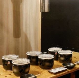 【半私密餐桌：4张桌子，每桌6人】非常适合各种场合，例如公司宴会和朋友小酌。半私密餐桌最多可容纳12人！在安静私密的座位上享受轻松愉悦的用餐体验。欢迎您选择我们的餐厅举办公司宴会、朋友聚会或女生之夜。