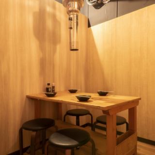【私人餐桌座位：最多 5 人】推荐用于招待重要人物，例如商务会议。我们广受欢迎的私人房间最多可容纳 5 人。日式风格的带门空间非常适合商务会议和晚宴等重要场合。在您品尝我们特色菜肴的同时，您可以与他人畅谈，无需担心周围的人，这使得这家餐厅成为观光时用餐的绝佳场所。