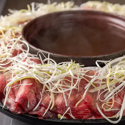 《2時間飲み放題》肉好き必見！黒毛和牛の肉寿司と新名物・焼き牛タンしゃぶの肉尽くしコース
