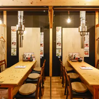 【テーブル席:4名様×6卓】最大24名様までOK!同僚との飲み会にぴったり。最大24名様までご利用いただけるお席は、同僚との飲み会はもちろん、二次会や三次会にもおすすめです。木目調の明るい雰囲気が特徴なので、ゆったりとした空間で会話を楽しみながら、くつろぎのひとときをお過ごしいただけます。
