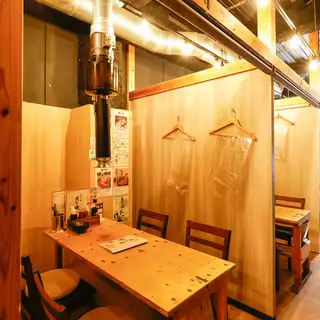 【フロアテーブル席貸切:最大36名様】西川緑道公園駅近く!集合や解散もスムーズで幹事様も安心。同窓会や打ち上げなど、大人数での集まりに最適な好立地!西川緑道公園駅から徒歩4分とアクセスも抜群◎平日のみ最大36名様までのテーブル席貸切を承っており、16名様よりご利用いただけます。