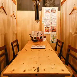 【半個室テーブル席:6名様×4卓】会社宴会やご友人との飲み会など幅広いシーンに◎半個室のテーブル席は、6名様~最大12名様まで対応可能!プライベート感のある、落ち着いたお席でゆったりとお食事をお楽しみいただけます。会社宴会はもちろん、ご友人との飲み会や女子会にも、ぜひご利用ください。