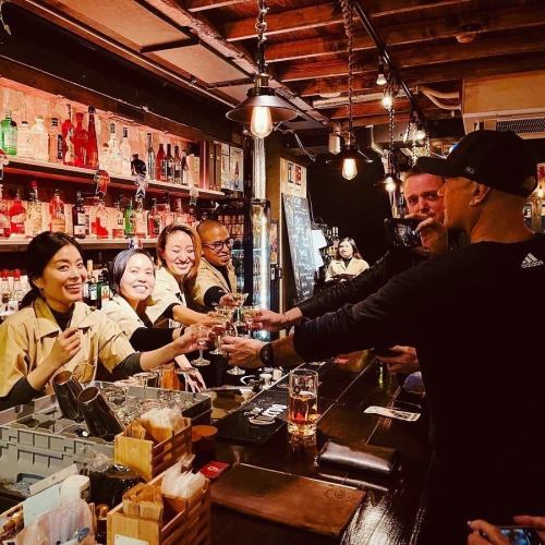 お洒落な店内で各国のお酒で乾杯★