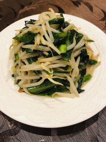Stir-fried bean sprouts and leeks