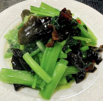 Stir-fried wood ear and Japanese mustard spinach