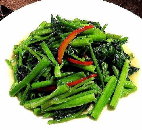 Stir-fried spinach with garlic flavor