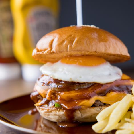 【51 ラスベガス】見た目にもこだわった、食べ応え抜群のハンバーガー！