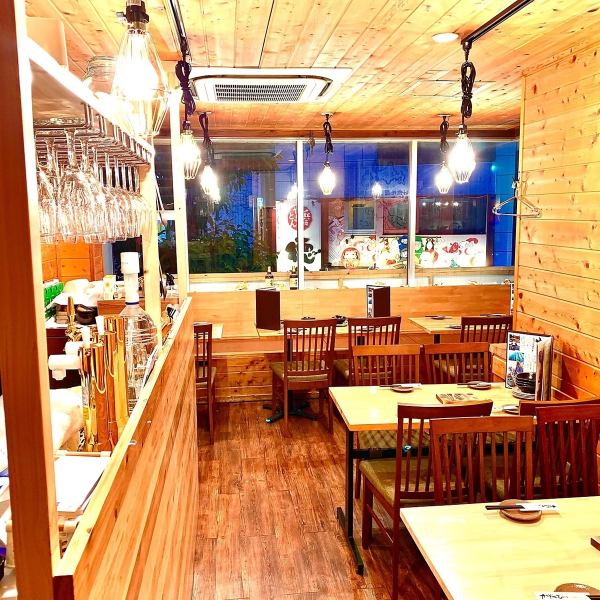 We have 2 tables for 4 people, 3 tables for 2 people, and 4 counter seats.Three of them can sit side by side, so you can have a banquet for about 10 people while looking at your face together ♪