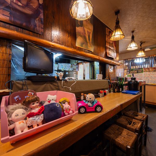 店主ご夫婦が笑顔でお迎えし、家庭的なサービスでおもてなし♪もとカウンター席だった場所にはお子様用のおもちゃも用意があり、家族連れでも快適に過ごせる工夫が満載！また、お子様用に食器や椅子もあり、離乳食の温めも可能です◎初めての方も安心してくつろげる雰囲気で、世代を問わず心和む空間です。