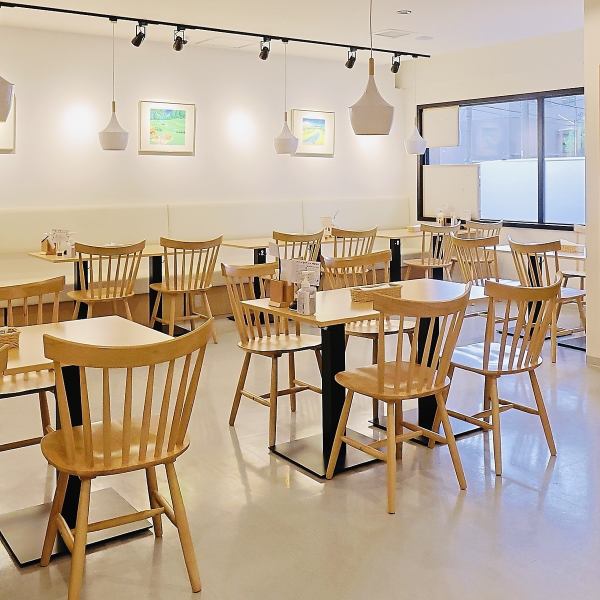 【最大40名様までの貸切可能!】店内は清潔感と落ち着きを感じさせる、白を基調とした空間。広々とした宴会場は最大40名様まで収容可能で、ゆったりとした席が広がります。明るく開放的な雰囲気と共に、お客様の特別なひとときを演出いたします。