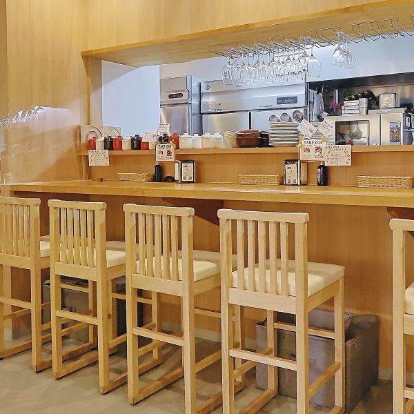 【カウンター席×6】おひとり様大歓迎!お一人様でごゆっくりとお食事を楽しみたいお客様に最適なカウンター席を完備しております。横並びに座れる為、ご友人同士やカップルで、ゆっくり語り合いたいときにもオススメです。