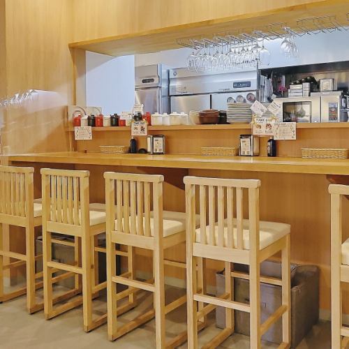 カウンター席が６席ございます♪
