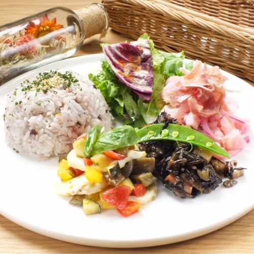 “着色DELI板”可以选择Main + Deli 3产品+ 2种饮料,一套2000日元♪