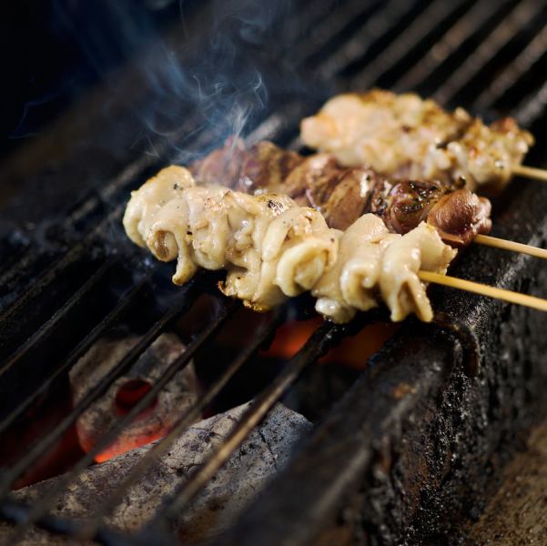 炭火とガスのコラボレーション。この焼きあがりの香りと提供速度が魅力