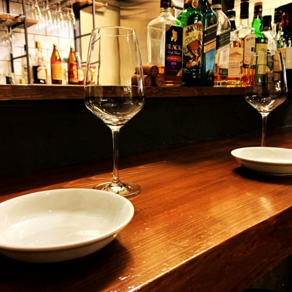 [Drinking for one person x wine] The counter where the owner who originally worked at the bar stands! Not only talking about alcohol with one person, but also talking too much and getting excited! It is a counter seat that regulars can easily get on! Perfect for dates!