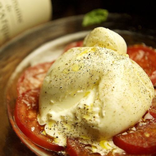 [The largest in Tokyo] Burrata cheese caprese! A creamy cheese explosion that women will love!