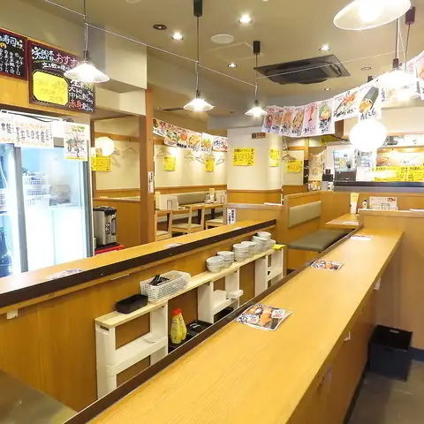 カウンター席がございますので、お一人様も大歓迎！お仕事終わりのサク飲みなど気軽にご利用ください。肩を並べてお食事ができるため、デート利用にもおすすめ◎