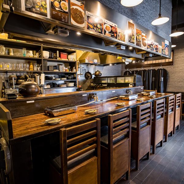 活気ある店内の中心にあるカウンター席は10席をご用意！お一人様でも気兼ねなくご来店いただけます。「ちょっとだけ肉が食べたいな」「仕事帰りにサクッと」という時にも最適です。目の前で肉が焼き上がる音や香りを楽しみながら、職人の仕事ぶりを眺めるのも醍醐味。もちろんデートでのご利用もOK！