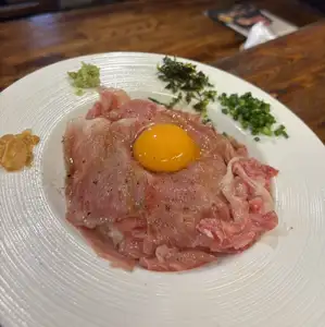 炙りサーロイン丼 セット(ミニサラダ、お吸い物、小鉢)