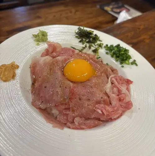 炙りサーロイン丼　セット(ミニサラダ、お吸い物、小鉢)