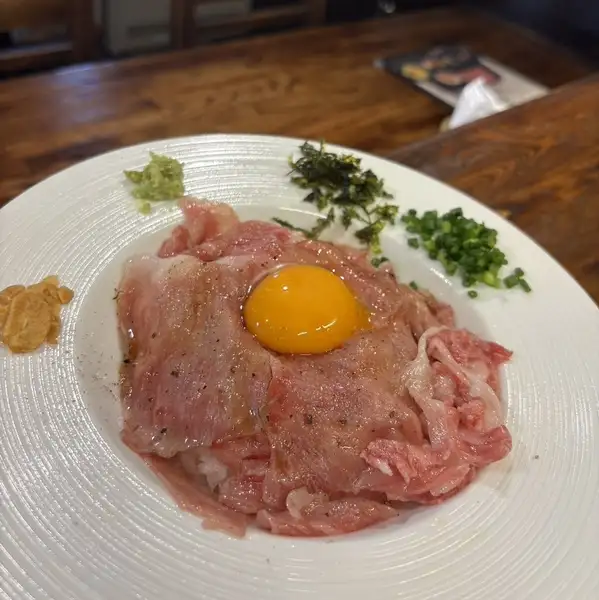【とろける味わい】炙りサーロイン丼 セット(ミニサラダ、お吸い物、小鉢)