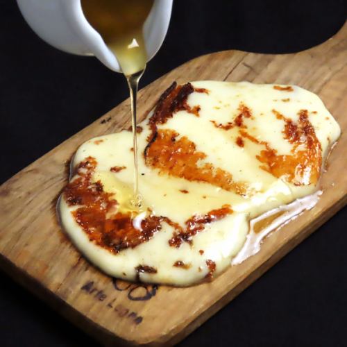 焼きモッツァレラ　ハチミツがけ