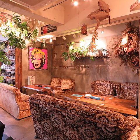 Many luxurious sofas! A stylish interior perfect for a date♪
