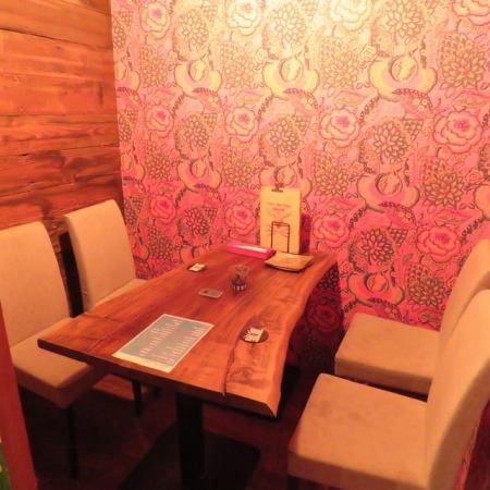 [Completely private room seat] Completely private room in the back of the shop ♪ Quiet and calm space and lighting ◎ Recommended for dates, girls' meetings, and quiet spaces where you want to drink without worrying about your eyes ♪ The top plate of the seat Is a one-plate table made from Tochigi wood.