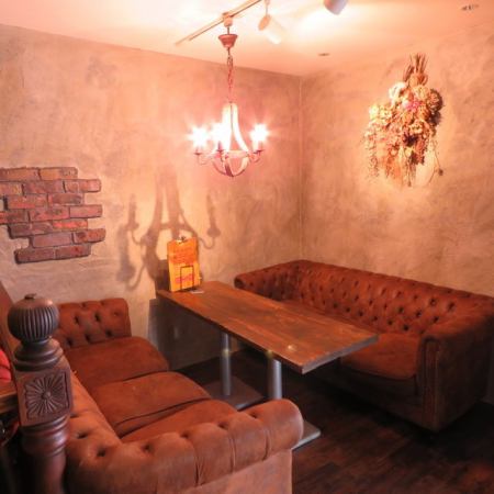 ★Vintage Chesterfield Sofa★ The walls are made of decayed concrete and antique chandeliers to create an atmosphere. The spacious sofa is a very comfortable vintage sofa seat.Atmosphere with a vintage table using old wood on the top of the seat ◎