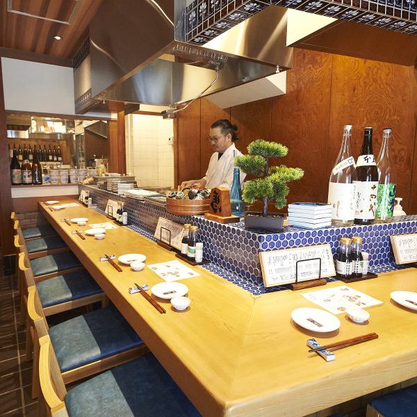 【カウンター席を9席ご用意してます！】カウンターは炉端焼きを間近で堪能できる特等席！目の前の調理風景を眺めつつ、のんびりと過ごせるお席です◎炭火の香ばしさや食材が焼ける音、パチパチと弾ける炭の音…五感を刺激する演出が、料理をより一層美味しく感じさせてくれます。