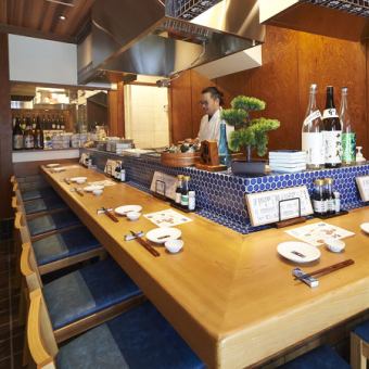 ライブ感のあるカウンター席は、どの角度からも豪快な炉端焼きを間近で堪能いただける設計となっております！おひとり様でお仕事帰りにちょっと一杯というシーンにもマッチ◎お気軽にご利用くださいませ♪