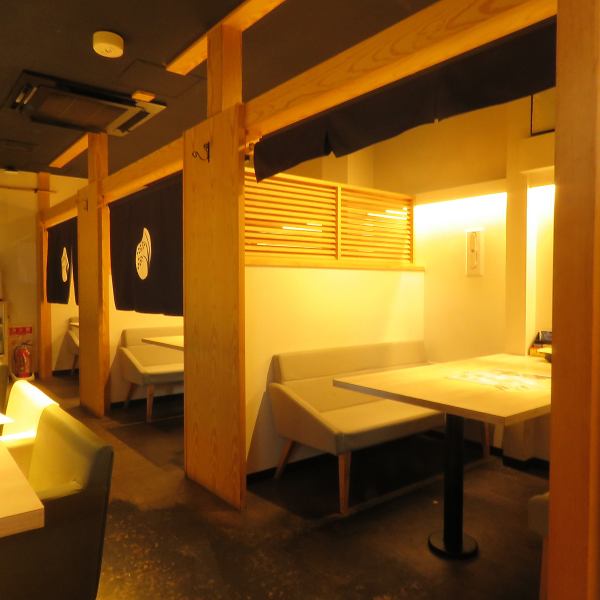 A semi-private room that can accommodate 2 to 6 people.It is partitioned off with a noren curtain, giving a sense of privacy.All seats are sofas, so you can relax ◎ Recommended for dates, girls' nights out, birthdays, and anniversary celebrations ♪