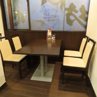 落ち着いた灯りが心地よい大人の空間。上質な雰囲気の中で、薬膳やフカヒレなど本格中華をゆっくり堪能できます。接待や記念日にも最適。