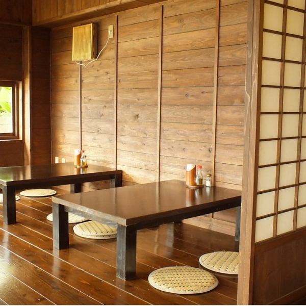There are 48 awamori brewers in Okinawa prefecture.It is possible to compare various types of awamori with cooking! It is a masterpiece that the counter is lined with awamori bottles.