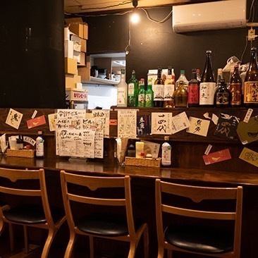 【カウンター】お一人様でも楽しめるカウンター席は、お仕事帰りのサク飲みにおすすめです！お料理、ドリンクも豊富で、おひとり様でもお気軽にご利用いただけます。