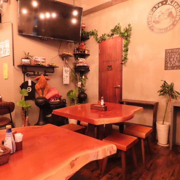 木の温かさが心地よく広がる店内は、居心地の良さが自慢♪広々とした空間でゆったりとくつろぎながら、おいしいお肉料理を味わってください。団体様やカップル、そしてカウンター席のご用意もあるのでお一人様でも心地よい時間が過ごせます。天井が高く開放的な雰囲気も魅力の一つです◎